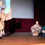 琉球舞踊「鳩間節」を披露する出演者＝豊岡市元町