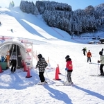 オープンしたばかりのゲレンデでスキーを楽しむ客ら＝養父市大屋町若杉