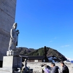 事故現場の慰霊碑に花を供えるＪＲ西日本労働組合の幹部ら＝香美町香住区余部