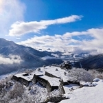 雪に覆われた竹田城跡。こんな景色を楽しめるかも…（あさごツーリズムビューロー提供）