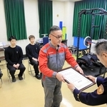 感謝状を受け取る香洋自動車の山本繁社長（中央）ら＝美方広域消防署香住分署