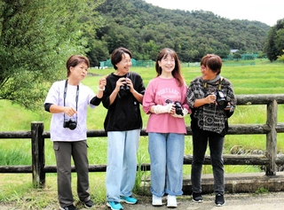 県内外でコウノトリを見守る住民たち。香美町の浜本和美さん（左から２人目）も仲間たちとつながりながら続ける＝豊岡市祥雲寺