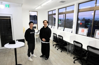 交流拠点「ＫＩＮＥ-ＮＡ」をオープンした「オネストボディ」の田淵健大さん（右）、宮本一輝さん＝香美町香住区七日市