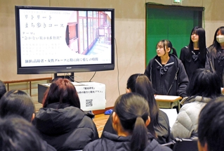 総合的な探究の時間「ゆめいく」の学習内容を発表する生徒たち＝生野高校