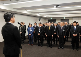 門間雄司市長（手前）の仕事始めのあいさつを聞く職員ら＝豊岡市役所