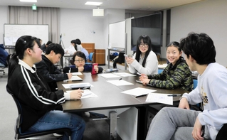 地元出身の高校・大学生と一緒に、将来の夢や目標、キャリアについて考える小中学生たち＝豊岡市城崎町桃島