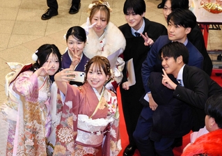 久しぶりの仲間と記念写真を撮る参加者たち＝和田山ジュピターホール