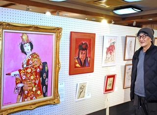 藤野つとむさんの作品などが並ぶ会場と後藤良史さん＝ヒメハナ公園