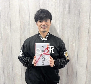 地元の養父市に１００万円を寄贈した阪神タイガースの坂本誠志郎選手（同市提供）