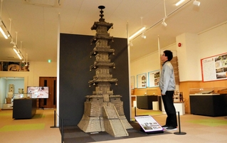 文化財展示室エントランスの「八鹿焼の五重塔」＝養父市関宮