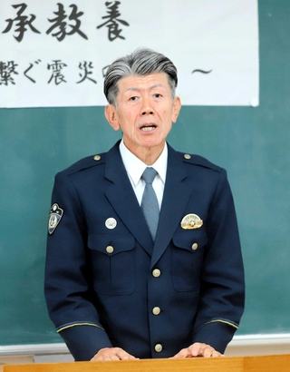 阪神・淡路大震災の経験を語る美方署の大石一宏副署長＝同署