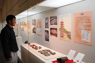 半世紀余りの調査で見えた但馬国分寺の在りようを紹介する企画展＝豊岡市日高町祢布