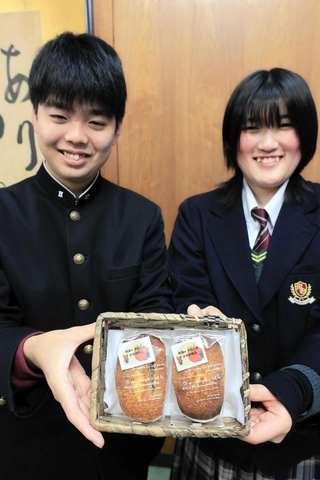 村岡高校の生徒たちが考案した「神鍋りんごのパウンドケーキ」＝同校