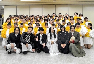 紅白歌合戦出演後、サカナクションのメンバーらと集合写真に収まる牛谷匠耀さん（最後列右から２人目）＝東京都内（牛谷さん提供）