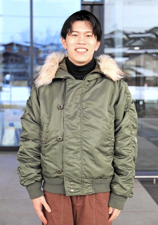 紅白歌合戦でサカナクションのバックダンサーを務めた牛谷匠耀さん＝豊岡市山王町