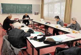 大雪の中、最後の句会を開いた会員ら＝豊岡市気比
