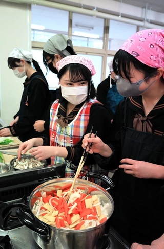 新温泉町の郷土料理「じゃぶ」を作る生徒たち＝浜坂高校