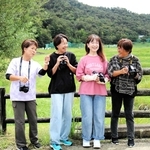 県内外でコウノトリを見守る住民たち。香美町の浜本和美さん（左から２人目）も仲間たちとつながりながら続ける＝豊岡市祥雲寺