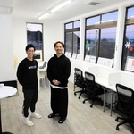 交流拠点「ＫＩＮＥ-ＮＡ」をオープンした「オネストボディ」の田淵健大さん（右）、宮本一輝さん＝香美町香住区七日市