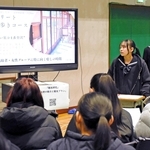 総合的な探究の時間「ゆめいく」の学習内容を発表する生徒たち＝生野高校