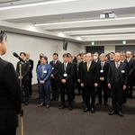 門間雄司市長（手前）の仕事始めのあいさつを聞く職員ら＝豊岡市役所