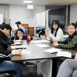 地元出身の高校・大学生と一緒に、将来の夢や目標、キャリアについて考える小中学生たち＝豊岡市城崎町桃島