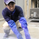 城崎マリンワールドに仲間入りした白い松葉ガニ＝豊岡市瀬戸