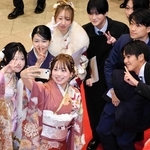 久しぶりの仲間と記念写真を撮る参加者たち＝和田山ジュピターホール