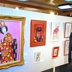 藤野つとむさんの作品などが並ぶ会場と後藤良史さん＝ヒメハナ公園