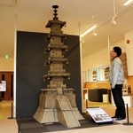 文化財展示室エントランスの「八鹿焼の五重塔」＝養父市関宮