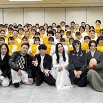 紅白歌合戦出演後、サカナクションのメンバーらと集合写真に収まる牛谷匠耀さん（最後列右から２人目）＝東京都内（牛谷さん提供）