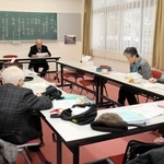 大雪の中、最後の句会を開いた会員ら＝豊岡市気比