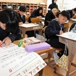 地元の地域自治協議会と協力して活動する児童ら＝梁瀬小学校