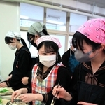 浜坂高生が郷土料理「じゃぶ」を調理「素朴な味でおいしい」