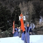 参列者が雪の積もる集落を練り歩いた＝香美町香住区余部
