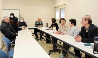 但馬地区里親会の阪本芳道会長（右端）らメンバーが定期的に集まる＝豊岡市幸町