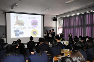 総合的な探究の時間で学んだ内容を発表する生徒たち＝和田山高校