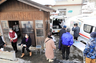 集会所に設けられた移動期日前投票所＝香美町村岡区日影