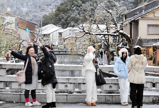 観光客でにぎわう冬の城崎温泉街＝豊岡市城崎町湯島