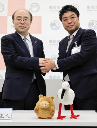 包括連携協定を結んだ豊岡市の門間雄司市長（右）と神戸大学の藤澤正人学長＝豊岡市中央町