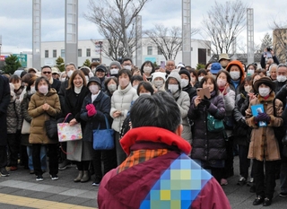 街頭で支持を訴える５区の候補者＝三田市けやき台１（画像の一部を加工しています）