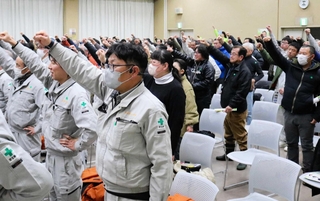 候補者の当選を目指し、こぶしを振り上げる支援者たち＝新温泉町浜坂（画像の一部を加工しています）