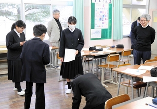 班で考えた台本でリハーサルする生徒ら＝豊岡市気比