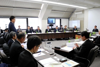 但馬空港にまつわる課題や今後の在るべき姿を話し合う委員たち＝豊岡市岩井