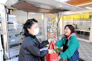「地域の人が好き」の思いで移動スーパーを立ち上げた元豊岡市地域おこし協力隊員の谷川いづみさん（右）＝２０２３年１２月、豊岡市竹野町森本