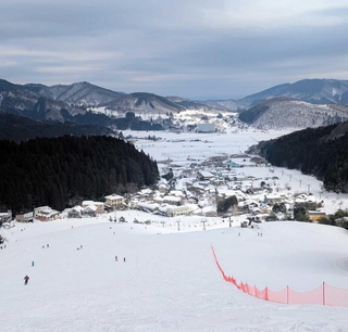 スキー場から望む雪の神鍋高原エリア＝豊岡市日高町山田（奥神鍋スキー場提供）