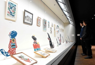 オオサンショウウオなどをテーマにした足立真人さんの作品が並ぶ＝朝来市埋蔵文化財センター