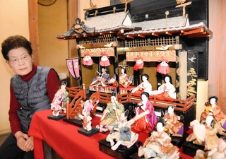 橋本真知子さんが生まれたお祝いに贈られた９０年前のひな飾り＝朝来市生野町口銀谷