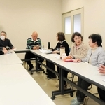 但馬地区里親会の阪本芳道会長（右端）らメンバーが定期的に集まる＝豊岡市幸町