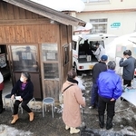 集会所に設けられた移動期日前投票所＝香美町村岡区日影